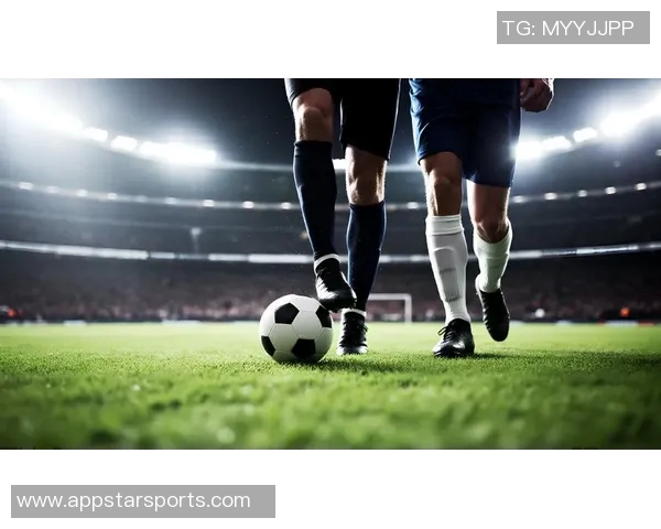 《绿茵场上的英雄梦想 足球球星挥洒热血与荣耀的精彩瞬间》