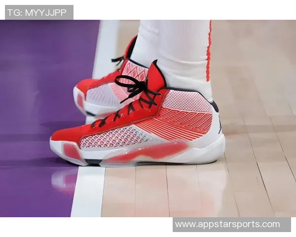 红色足球鞋球星背后的故事与成就解析